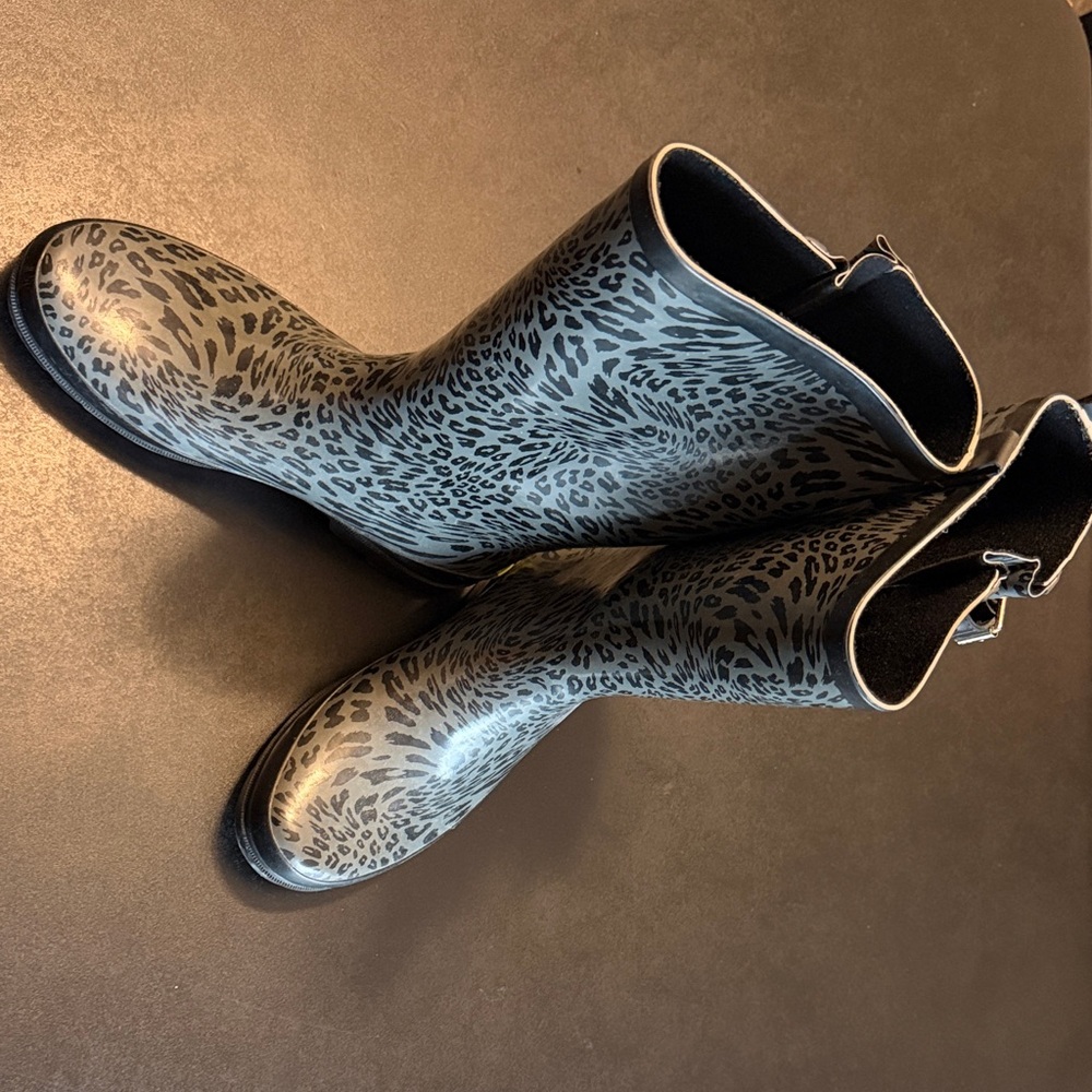 Stylish Gray Leopard Print Women's Boots